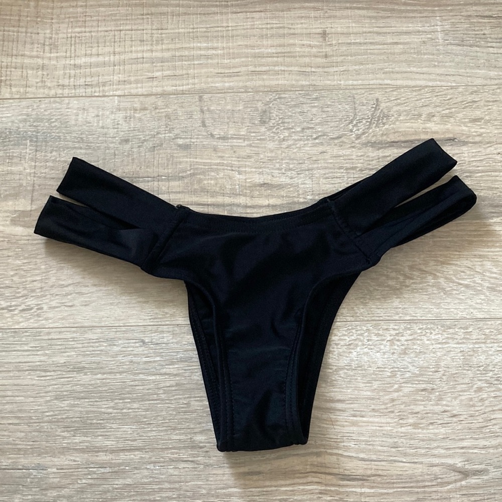 ZAFUL Black bikini bottom. Women’s size S (XS is more accurate)